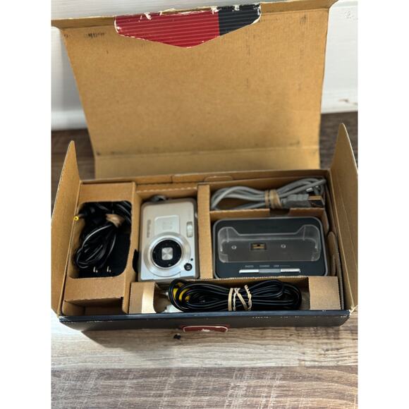 CASIO EXILIM EX-2750 7.2 Mega Pixels 3X Zoom With Charger USB Cradle - Picture 1 of 16